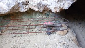 BATI-IDF longrine de liaisonnement ferraillée dans la galerie creusée en vide sanitaire, reliant les micropieux recépés — Claviers (83).
