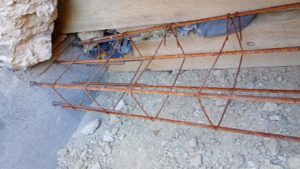 BATI-IDF cage de ferraillage en sous-œuvre au droit de la fondation, sous étaiement bois — reprise en sous-œuvre, Claviers (83).