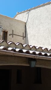 BATI-IDF fissures repérées sur la façade du pavillon avant traitement par harpage et matage — Claviers (83), Provence.