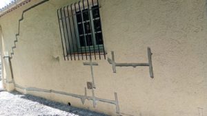 BATI-IDF fissures de façade traitées par harpage et matage au mortier sans retrait, avec agrafes — pavillon, Claviers (83).
