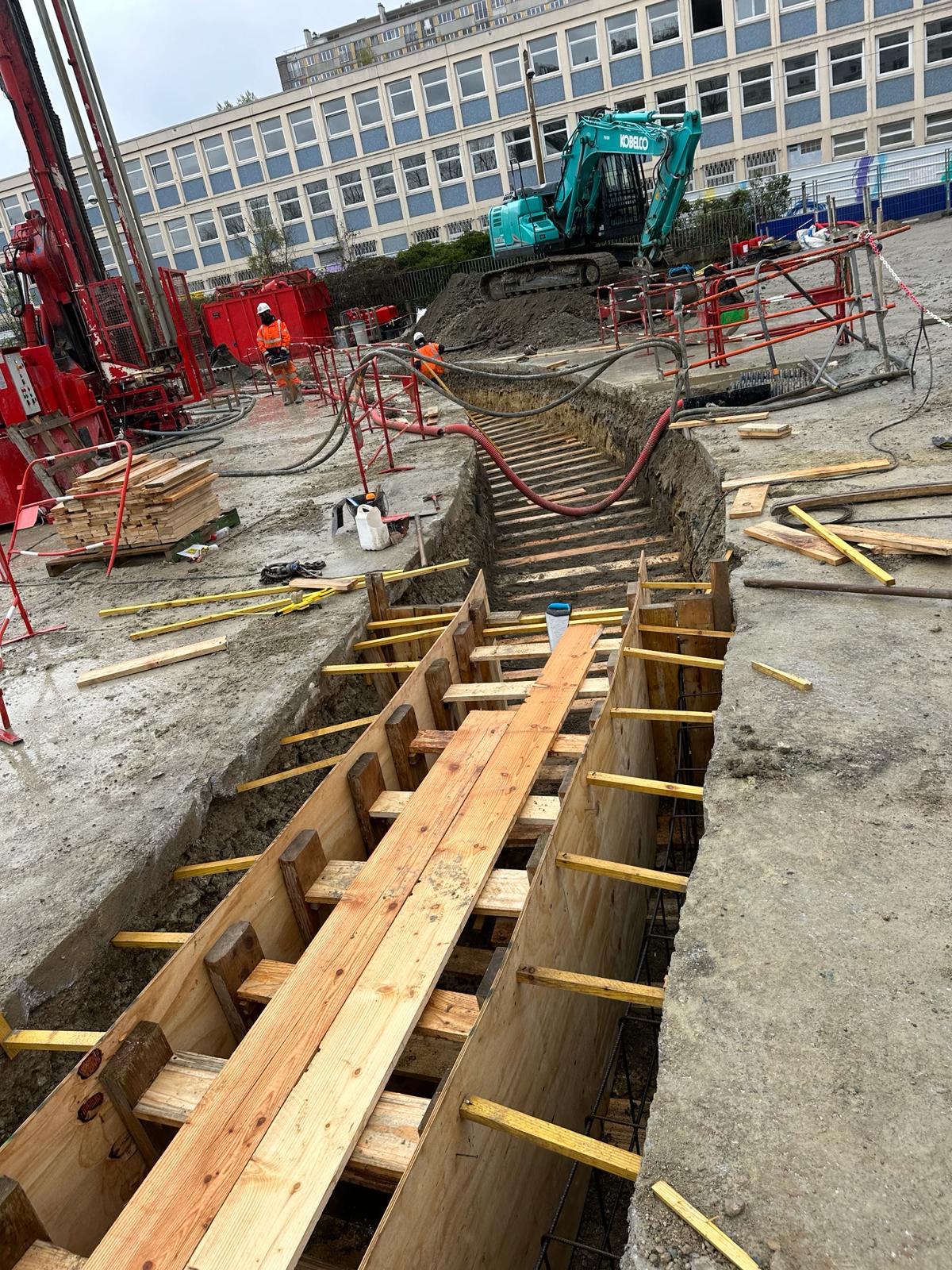 BATI-IDF vue d'ensemble du chantier de paroi moulée du bassin, murettes-guides circulaires en cours — Clichy-sous-Bois (93).