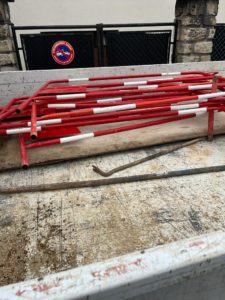 BATI-IDF balisage et barrières TP sécurisant l'intervention en espace public — quai d'Orsay, Paris 7e.