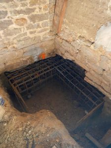 BATI-IDF ferraillage de la longrine en sous-œuvre, en tête de micropieux, sous un mur en moellon — reprise en sous-œuvre à Condal (71).
