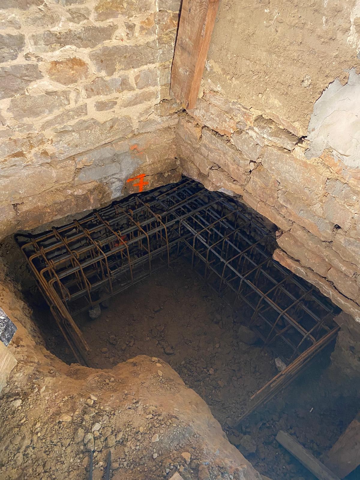 BATI-IDF ferraillage de la longrine en sous-œuvre, en tête de micropieux, sous un mur en moellon — reprise en sous-œuvre à Condal (71).