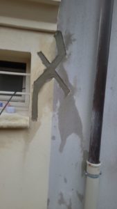BATI-IDF traitement d'une fissure en façade (matage et harpage, finition en retrait) — reprise en sous-œuvre, Saint-Fargeau-Ponthierry (77).
