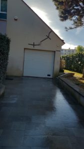 BATI-IDF pignon du garage conforté (fissures traitées) et accès pavé après reprise en sous-œuvre — Saint-Fargeau-Ponthierry (77).