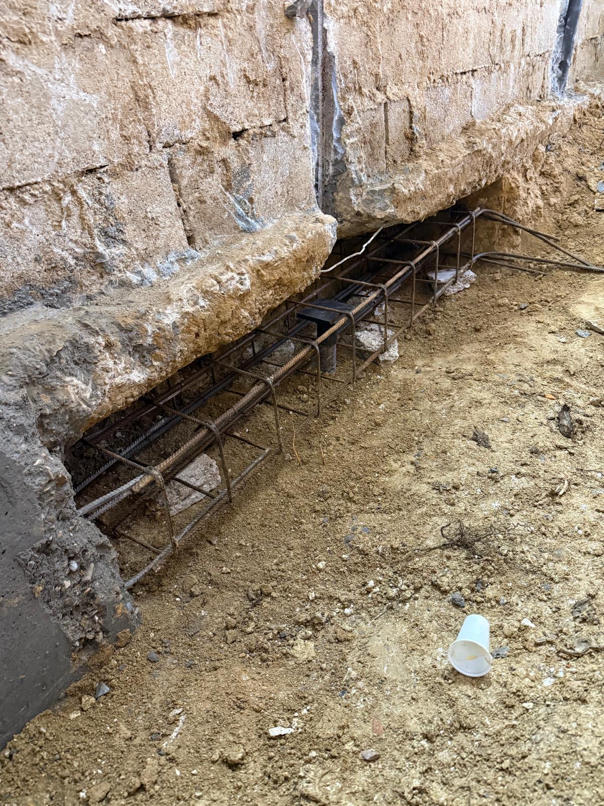 BATI-IDF terrassement en sous-œuvre jusqu'à -1,30 m pour la longrine périphérique de reprise des fondations — pavillon Feucherolles (78).