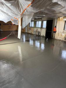BATI-IDF dalle de compression du plancher porté coulée (béton 350 kg/m³) — reprise en sous-œuvre du pavillon Feucherolles (78).