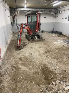 BATI-IDF démolition du dallage industriel existant à la mini-pelle dans la halle — usine HOWMET, Gennevilliers (92).