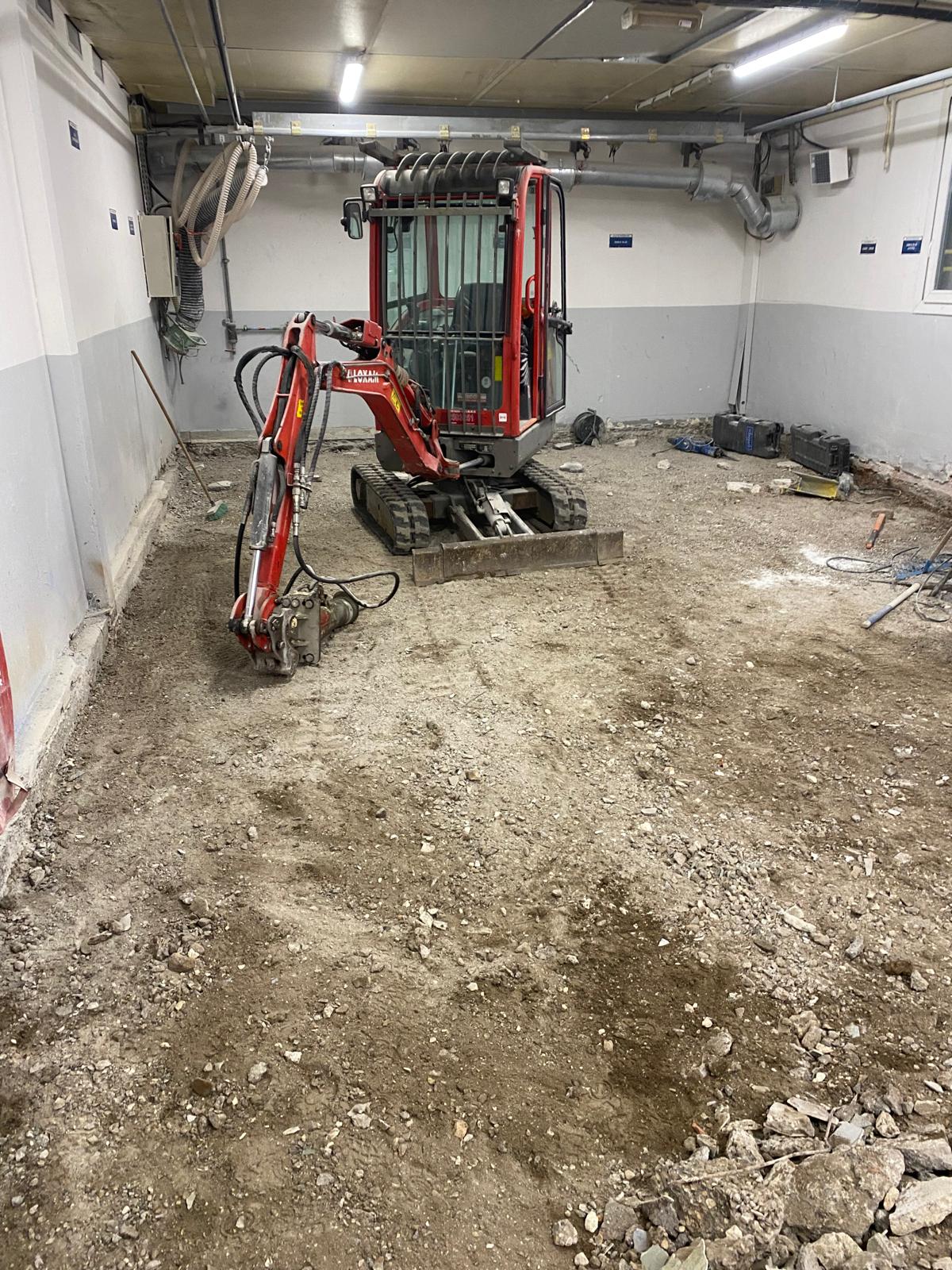 BATI-IDF démolition du dallage industriel existant à la mini-pelle dans la halle — usine HOWMET, Gennevilliers (92).