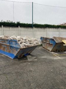 BATI-IDF évacuation des gravats du dallage démoli par bennes à déblais — usine HOWMET, Gennevilliers (92).