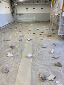 BATI-IDF réglage, reprofilage et compactage du fond de forme avant le nouveau dallage — usine HOWMET, Gennevilliers (92).