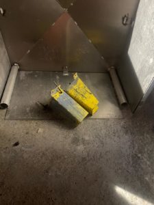BATI-IDF application de la couche d'usure durcisseur de surface sur le dallage — usine HOWMET, Gennevilliers (92).