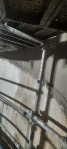 BATI-IDF échafaudage en place contre les panneaux de paroi moulée pour les finitions en hauteur — Le Bourget (93).