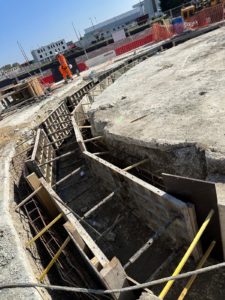 BATI-IDF double-murettes guides circulaires en cours, coffrage et ferraillage suivant la courbe du puits de paroi moulée — siphon Ilet, Le Havre (76).
