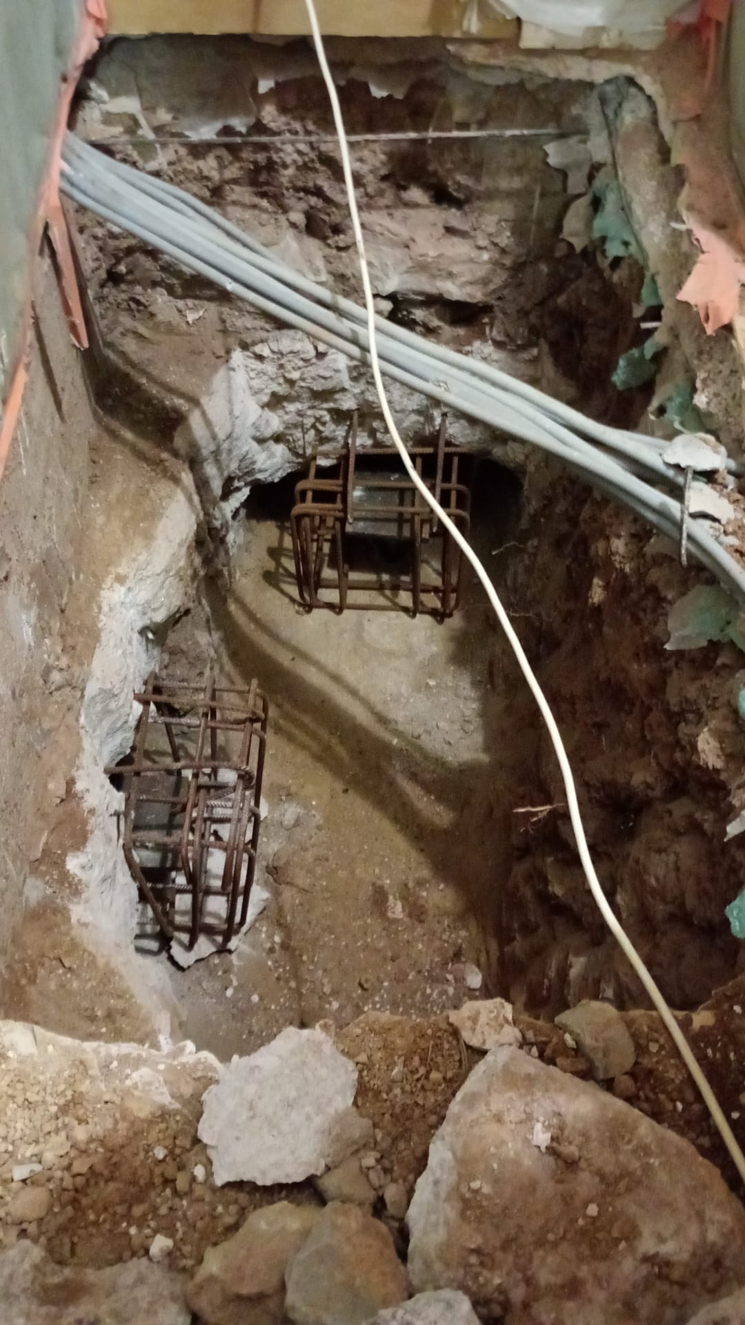 BATI-IDF massifs de liaisonnement ferraillés sur micropieux recépés, dans la galerie creusée en vide sanitaire — Le Val (83).