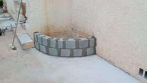 BATI-IDF jardinière reconstruite en maçonnerie et abords finis après la reprise en sous-œuvre de la villa — Le Val (83).