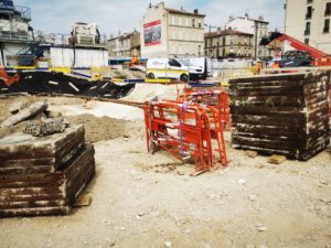 BATI-IDF stockage des cages d'armatures de murettes à facettes et droites sur le chantier du bassin Gèze — Marseille (13).
