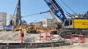 BATI-IDF chantier du bassin de paroi moulée du quartier Capitaine Gèze, grue et installations — Marseille (13).