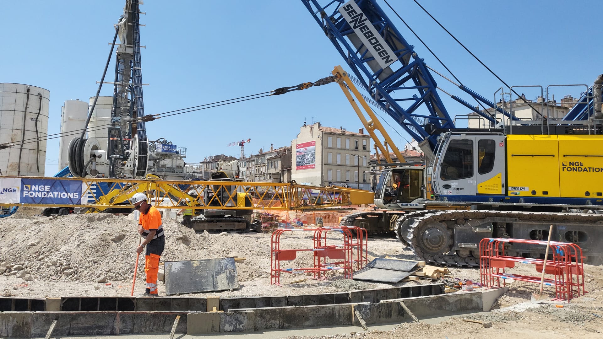 BATI-IDF chantier du bassin de paroi moulée du quartier Capitaine Gèze, grue et installations — Marseille (13).