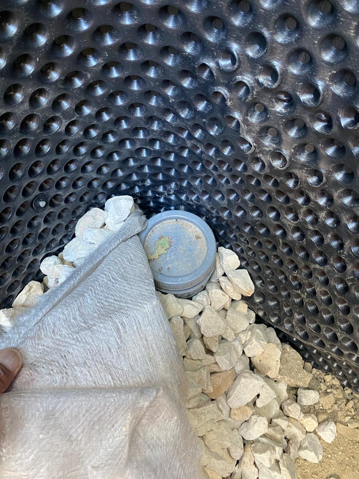 BATI-IDF nappe drainante alvéolée type Delta MS plaquée contre le mur, drain et géotextile en pied — Mimet (13).