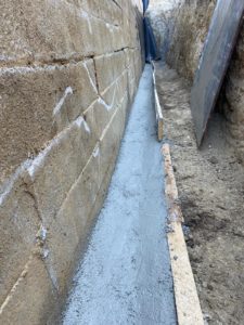 BATI-IDF solin béton pour mise en place du drain en pied du mur de soutènement — Mimet (13).