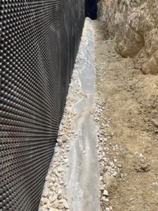 BATI-IDF mur de soutènement drainé : nappe drainante, géotextile et cailloux drainants en pied de fouille — Mimet (13).