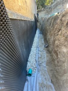 BATI-IDF drain en pied de mur, cailloux drainants 20/40 et géotextile le long du mur de soutènement — Mimet (13).