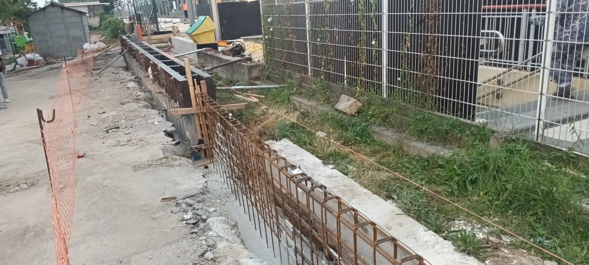 BATI-IDF chantier de génie civil en emprise ferroviaire de la gare RER B de Mitry-Claye (77), site exploité.