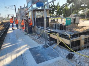BATI-IDF terrassement de la tranchée et fond de fouille pour les longrines, gare RER B de Mitry-Claye (77).