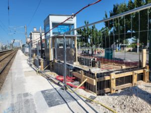 BATI-IDF coffrage des longrines en tranchée avant bétonnage, gare RER B de Mitry-Claye (77).