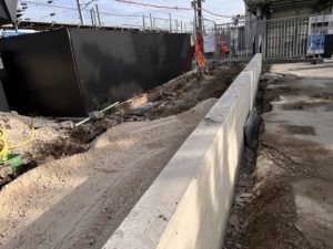 BATI-IDF longrine béton armé décoffrée dans sa tranchée, gare RER B de Mitry-Claye (77).