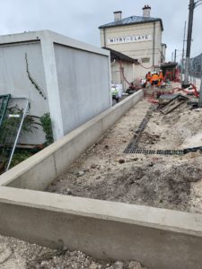 BATI-IDF muret en T en béton armé (semelle + voile) achevé, gare RER B de Mitry-Claye (77).