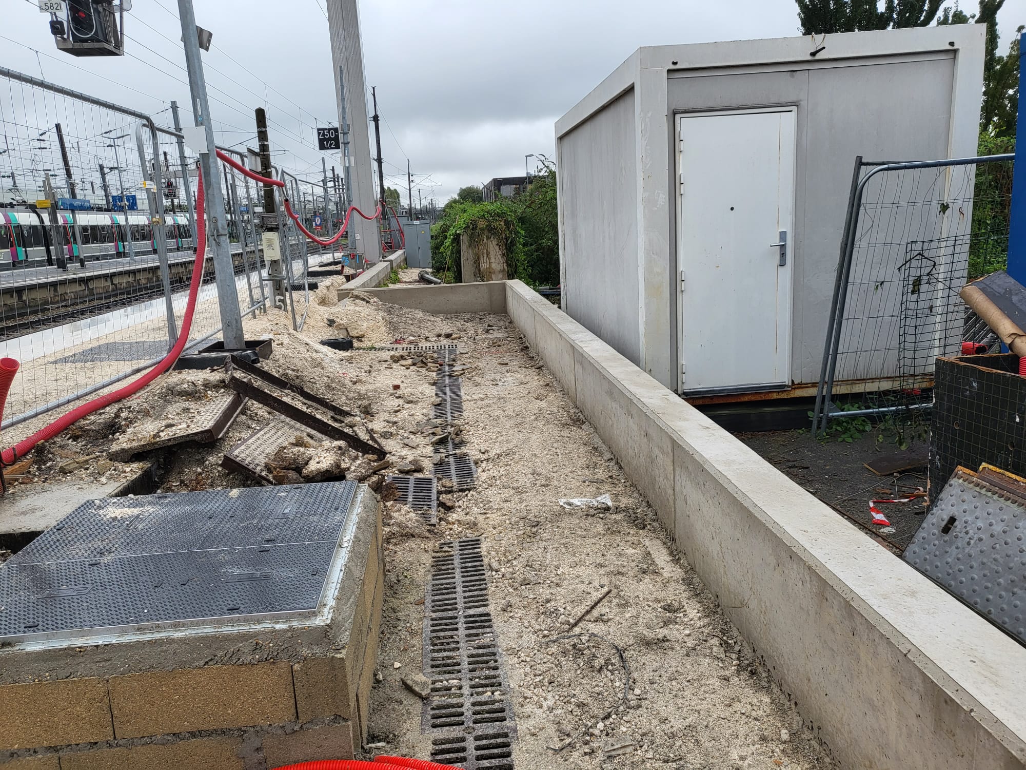 BATI-IDF longrines et murets béton armé achevés pour les accès pompiers de la gare RER B de Mitry-Claye (77).