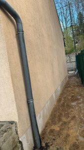 BATI-IDF bétonnage de l'écran anti-racinaire (béton pompé le long du mur du pavillon) — Pagny-le-Château (21).