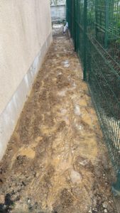 BATI-IDF tranchée de l'écran anti-racinaire remblayée le long du pavillon après bétonnage — Pagny-le-Château (21).