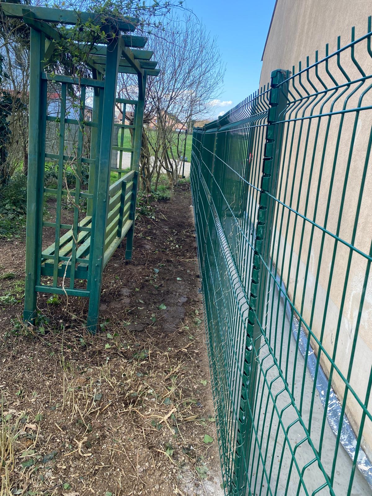BATI-IDF repose de la clôture mitoyenne et remise en état du terrain après les travaux — Pagny-le-Château (21).