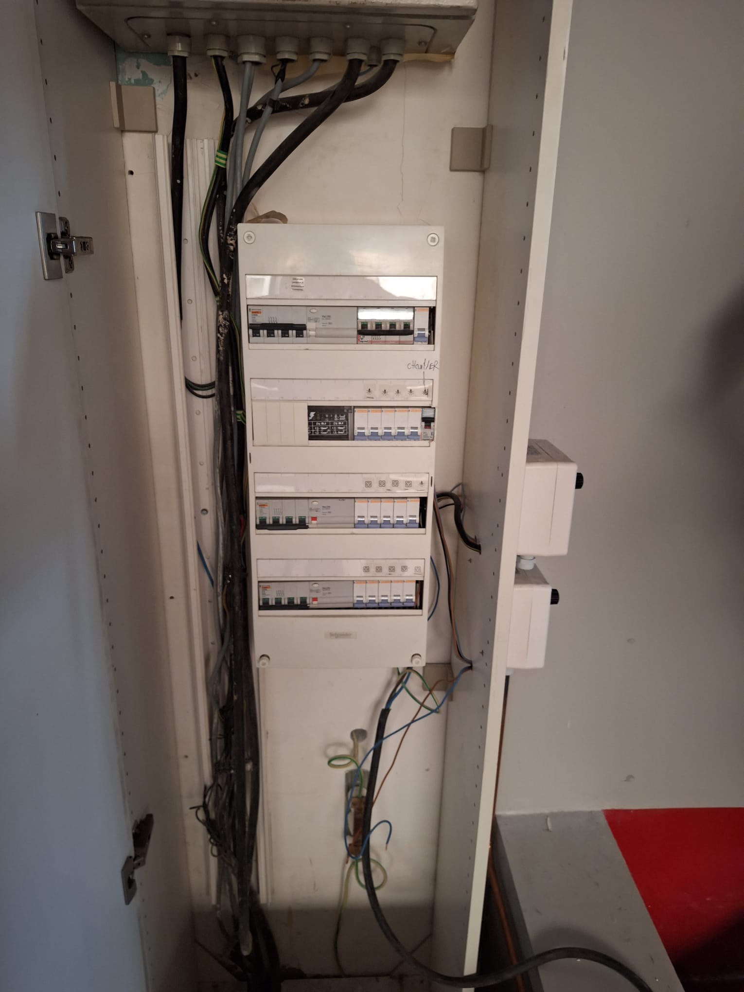 BATI-IDF tableaux et armoires électriques avant la dépose des fluides — curage rue Bicentenaire, Puteaux (92).