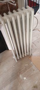 BATI-IDF radiateurs déposés lors de la dépose des fluides (plomberie, CVC, chauffage) — curage rue Bicentenaire, Puteaux (92).