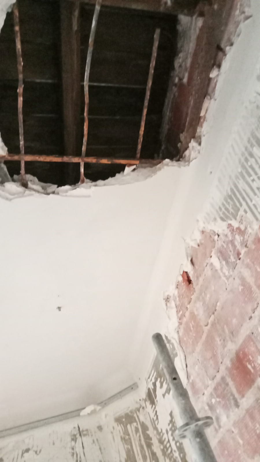 BATI-IDF immeuble curé et remis à l'état brut, prêt pour la phase de reconstruction — rue Bicentenaire, Puteaux (92).