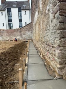 BATI-IDF poutre de couronnement béton armé achevée le long du mur — Carré Oberthür, Rennes (35).