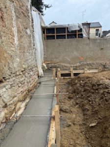 BATI-IDF coffrage de la poutre de couronnement sur la paroi de pieux sécants — Carré Oberthür, Rennes (35).
