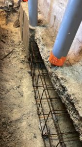 BATI-IDF longrine de reprise en sous-œuvre ferraillée (8 HA10 + cadres HA8) avec réservation, au droit de la fondation — Rueil-Malmaison (92).