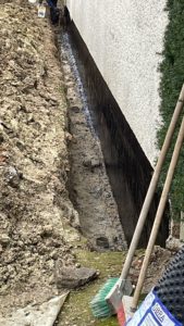 BATI-IDF terrassement pour le drainage périphérique le long du mur enterré du pavillon — Rueil-Malmaison (92).