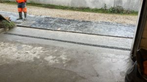 BATI-IDF caniveau de drainage et dallage finis à l'entrée du garage après les travaux — Rueil-Malmaison (92).