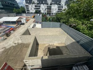 BATI-IDF fosse à déblais achevée, radier béton et voiles en blocs à bancher du puits d'accès au rameau L15 — Saint-Denis (93).