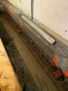 BATI-IDF longrine périphérique de reprise en sous-œuvre, cage de ferraillage en tranchée le long de la fondation — Sassenage (38).