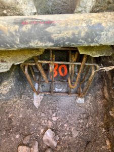 BATI-IDF micropieu recépé et cage d'armatures de liaisonnement à la longrine de reprise en sous-œuvre — Sassenage (38).