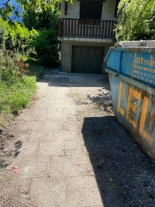 BATI-IDF accès du chantier et benne d'évacuation des gravats lors de la reprise en sous-œuvre du pavillon — Sassenage (38).