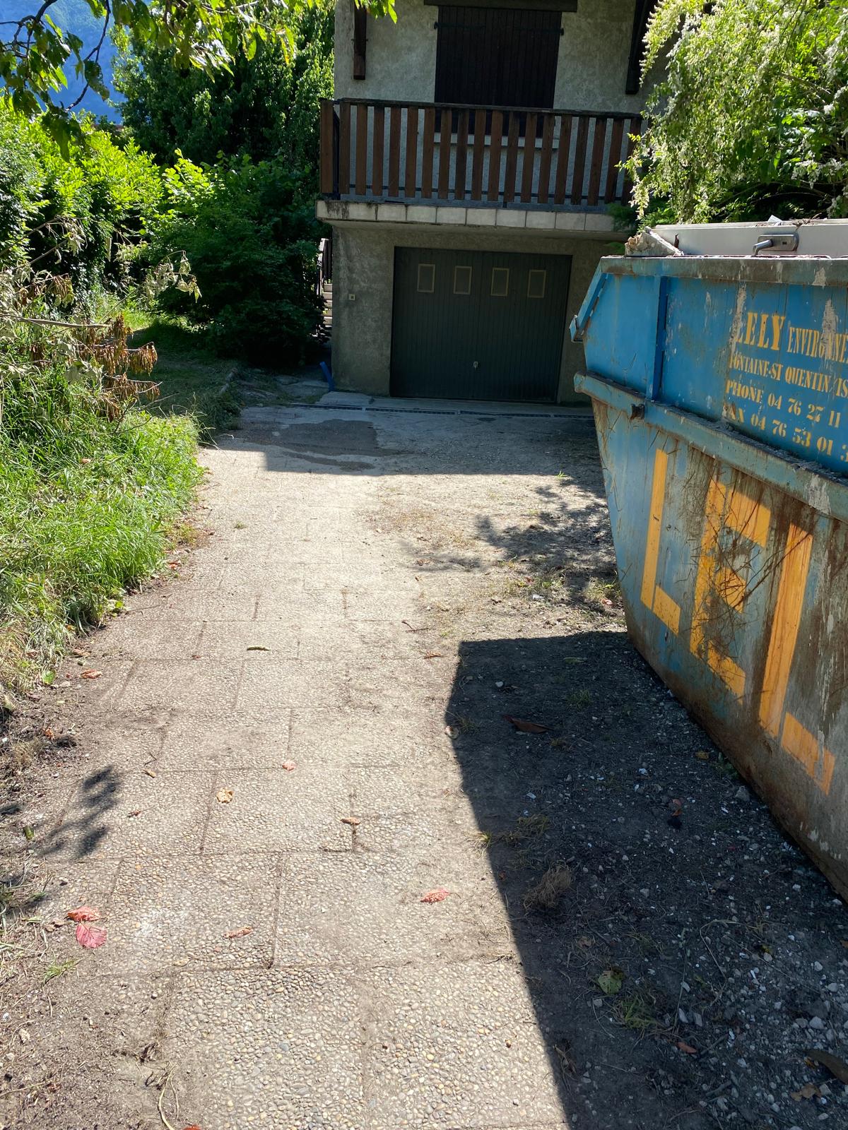 BATI-IDF accès du chantier et benne d'évacuation des gravats lors de la reprise en sous-œuvre du pavillon — Sassenage (38).